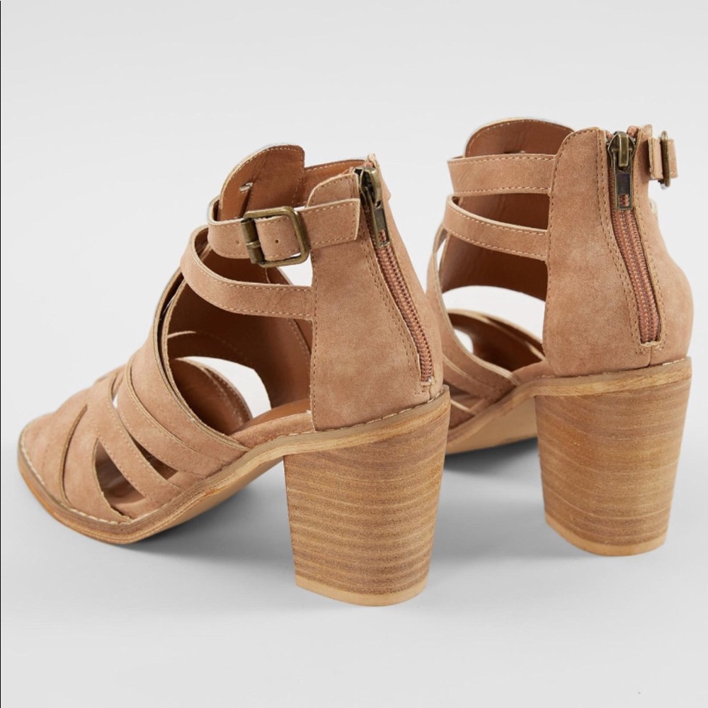 Mi.iM 'The Tangle' Criss Cross Block Heel - Picture 5 of 5